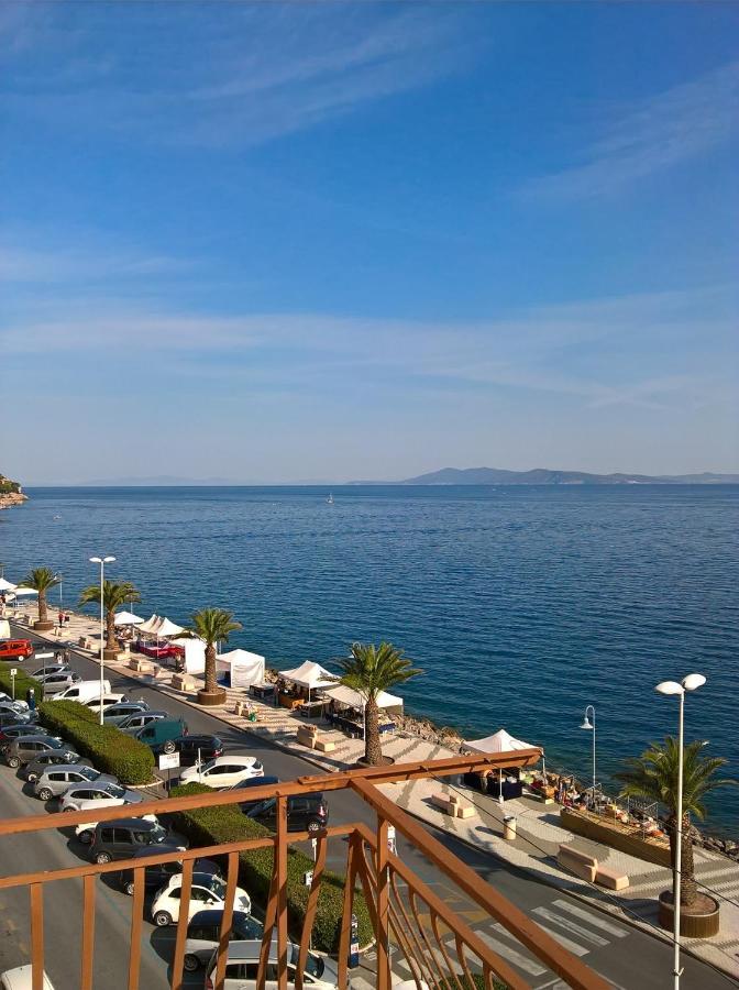 Seaside Haven: Porto Santo Stefano Apartment with Beach Access Exterior photo